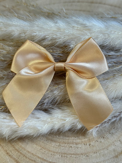 Schleifen mit goldenen Clips