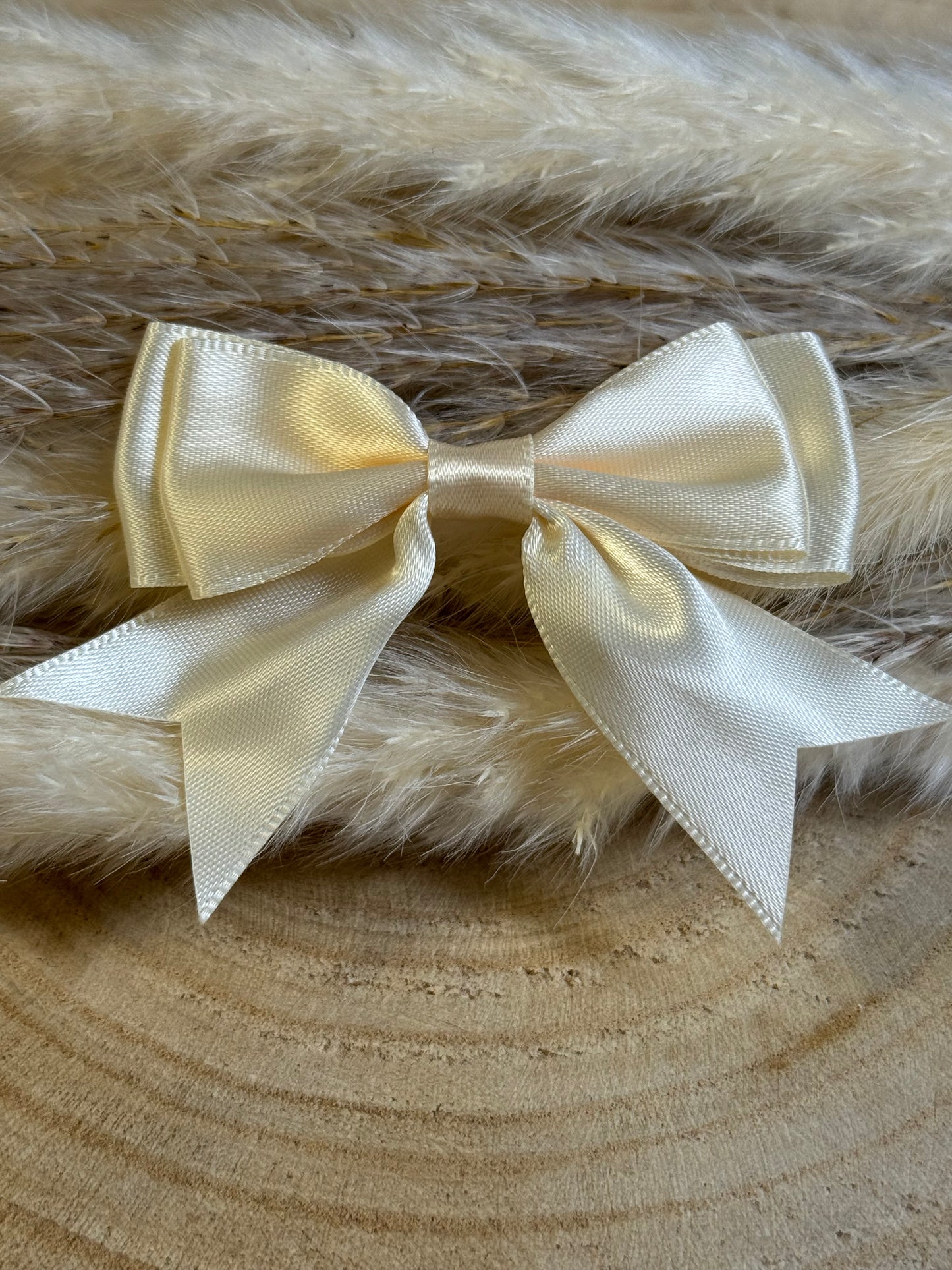 Schleifen mit goldenen Clips