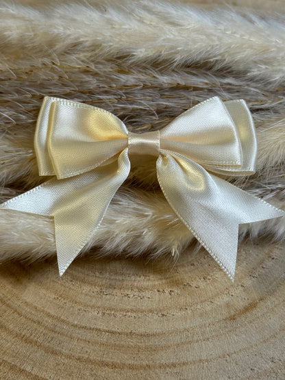 Schleifen mit goldenen Clips