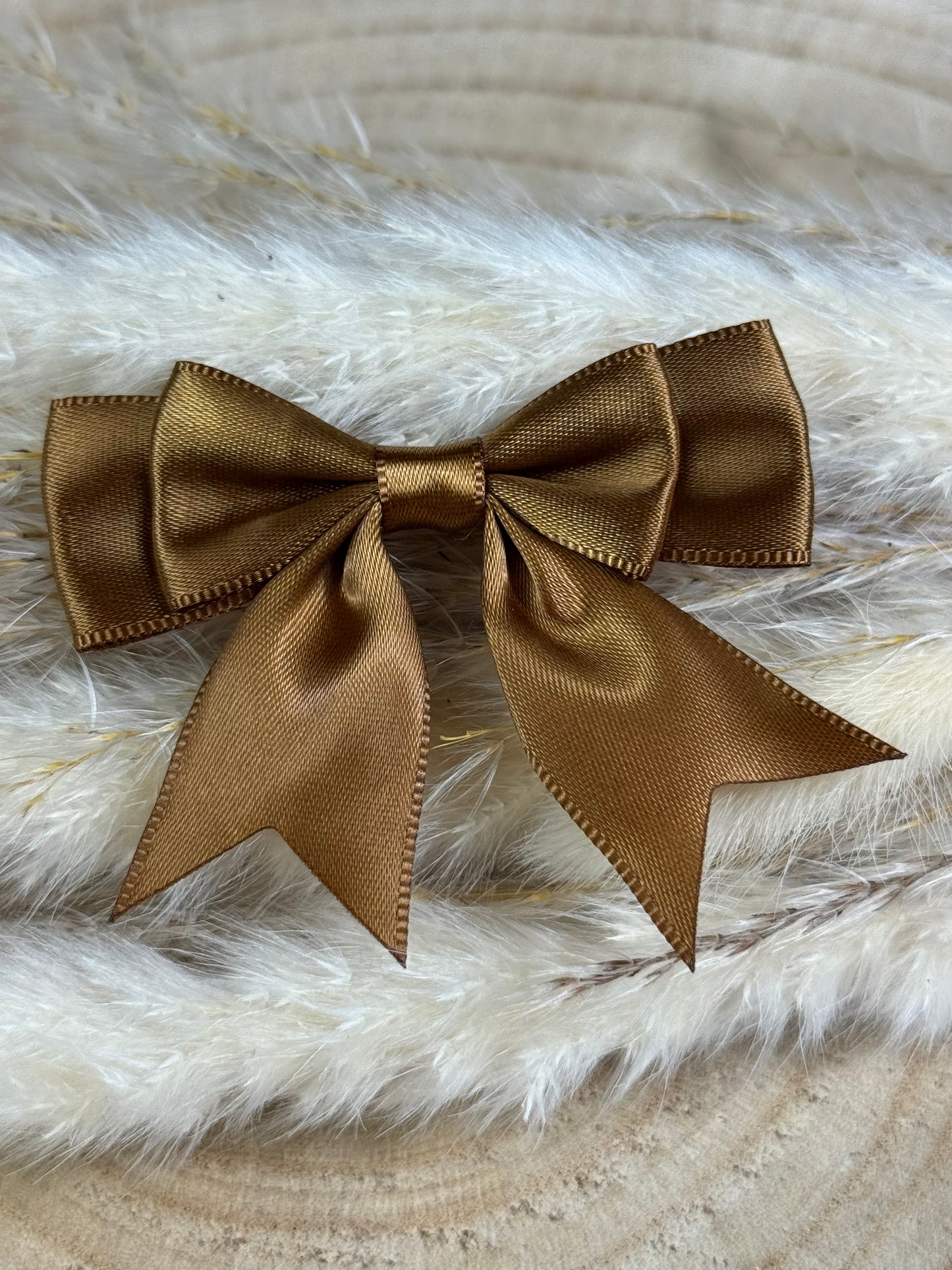 Schleifen mit goldenen Clips